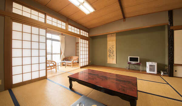 *【客室一例/和室13畳】ご家族でもゆったりおくつろぎいただける広さです。