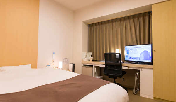 140cmベッドに広々デスクのシングルルーム。必要な機能をシンプル・コンパクトにまとめました。