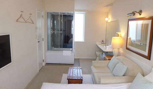 バスタブ付きシャワールームのある201号室です。