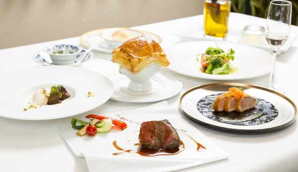 ご夕食（洋食コース）の一例。