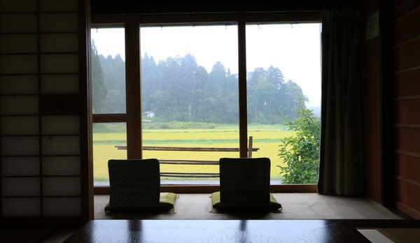 特別室「山笑」備え付きの半露天風呂は温泉になります。プライベートな空間でお過ごしください