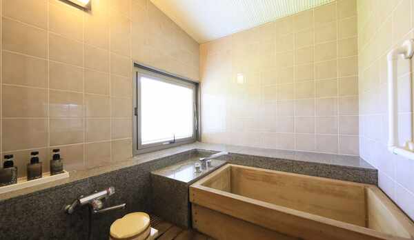 【山側 和洋室】檜の内湯付きで気兼ねなくお風呂をご利用いただけます。