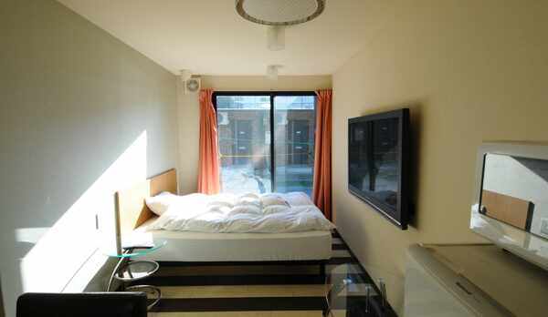  ダブルルーム：広々ダブルベッドを完備。すっきりとコンパクトながら快適な機能性を重視したお部屋です。