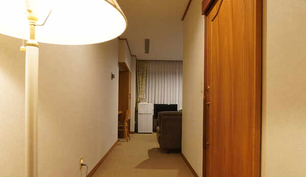 【和洋室】広々としたお部屋。右手が洗面所・バス・トイレ