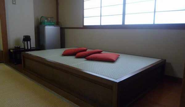 禁煙12畳間シャワールーム完備　畳ベッド