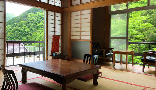 竹の間　新緑の山並みを見ながらゆっくりとお過ごしください！