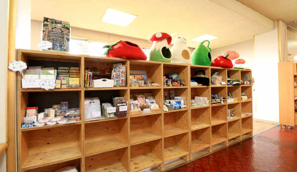 【ロビー】レンタルスペースがあり様々なものが売られています