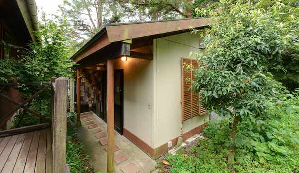 *【浴場(外観)】庭園を抜けた先にお風呂棟がございます。