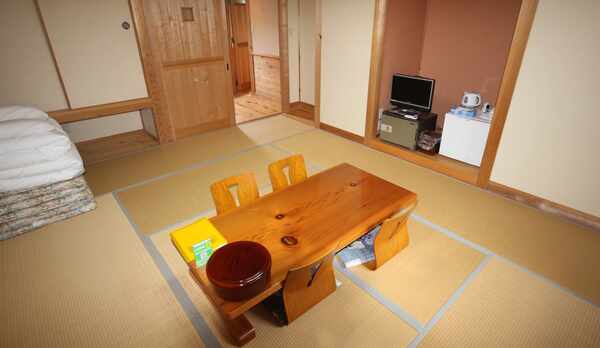 [本館和室] 畳のお部屋でのんびりお過ごしください