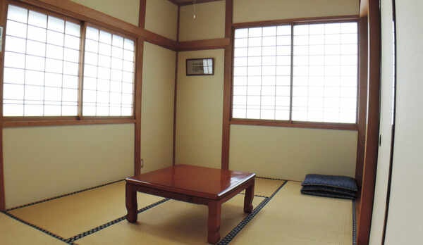 *客室一例／お部屋にはテレビ、冷暖房完備。