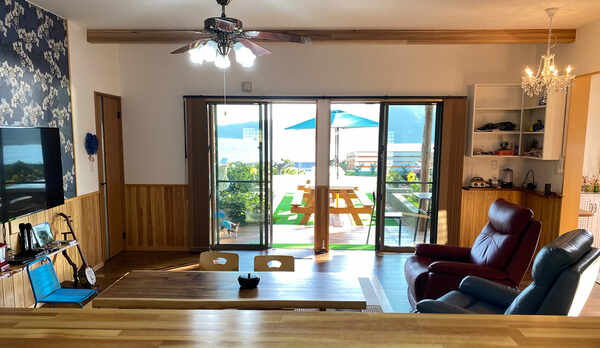 *【部屋（リビング）】キッチンからも外の様子を見ることができます