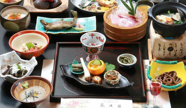 ＜お料理一例＞　山菜・川魚などを中心とした「山里フルコース」