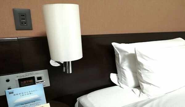 ベッド枕元にコンセント＆ＵＳＢポート新設（全室）