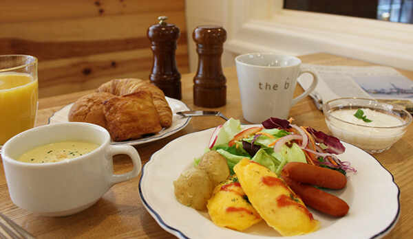 <朝食>ホテル2階朝食会場にて、焼きたてパンと洋食プレートの朝食をお楽しみください