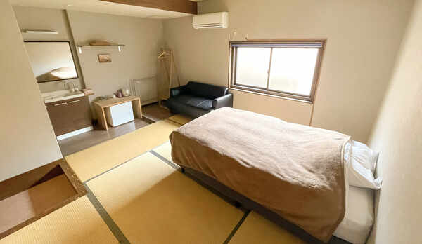 ・和室8畳　広々としたベッドで心からお寛ぎいただけます