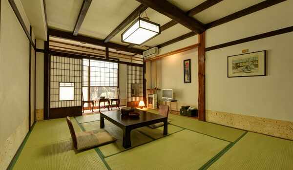 *民芸調和室/当館のスタンダード客室。民芸の調度品を散りばめたお部屋で寛ぎのひと時