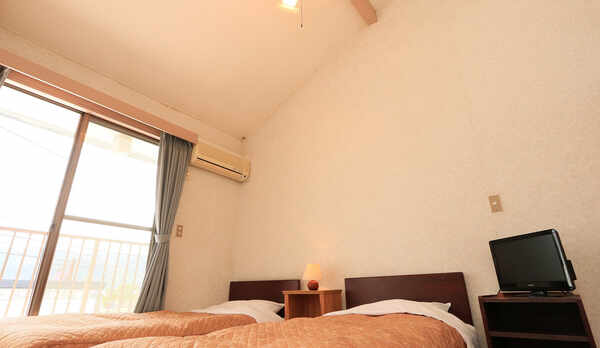 ２階客室海側UB付ツイン◆窓からは相模の海と伊豆半島を見渡せます