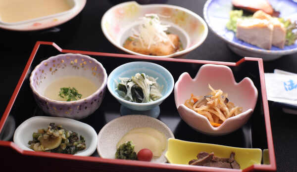 ご朝食。バイキングではありません。お一人おひとりに和定食をご用意いたします。