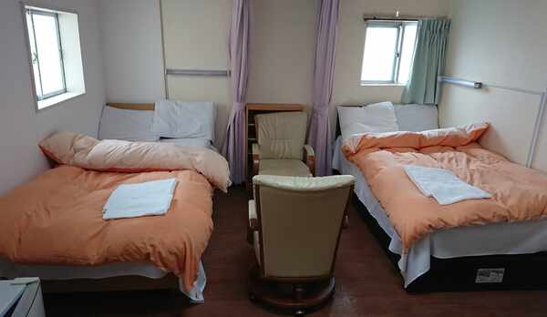 女性専用のひろくてきれいなドミトリールーム（ベッド側）