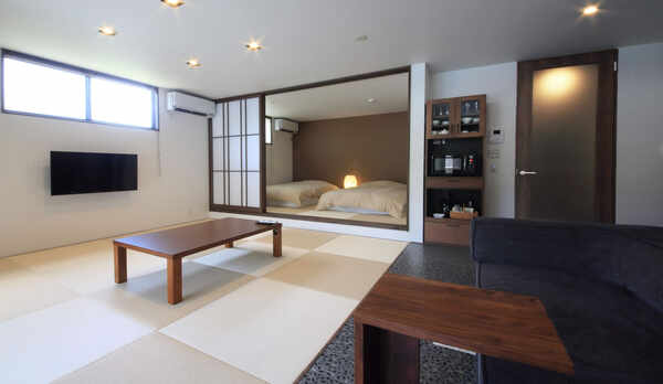 【花菖蒲内観】ゆったり手足を伸ばして畳に&ldquo;ゴロン&rdquo;と。夜はベッドで心地よい眠りに。