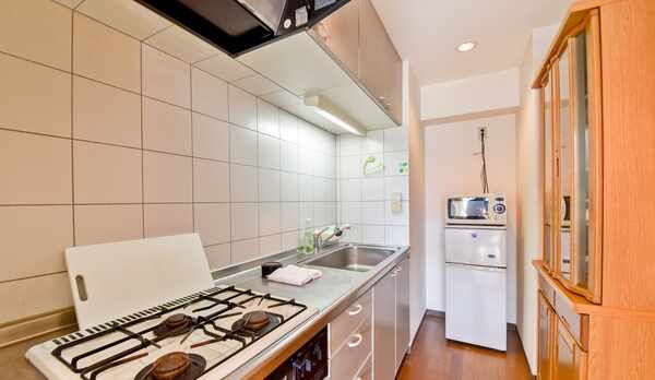 *【本館一例/2LDK】キッチンには備品や食器を数多くそろえております。