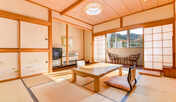 *【庭園側和室10畳】広縁からは当館の庭園や山々の眺望をお楽しみいただけます。