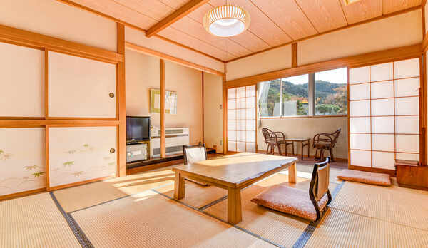 *【庭園側和室10畳】広縁からは当館の庭園や山々の眺望をお楽しみいただけます。