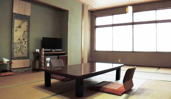 *【部屋】畳のお部屋で足を伸ばしてごろりとお寛ぎ頂けます。