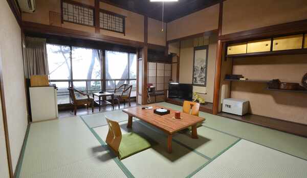 *【本館：1階海側和室（一例）】目の前には二見浦の海が一望できます。