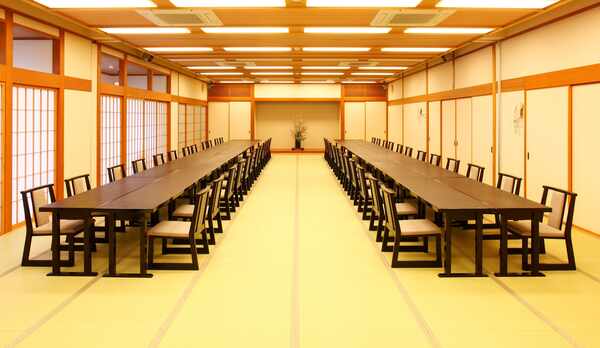 寿の間（大広間）椅子テーブル形式