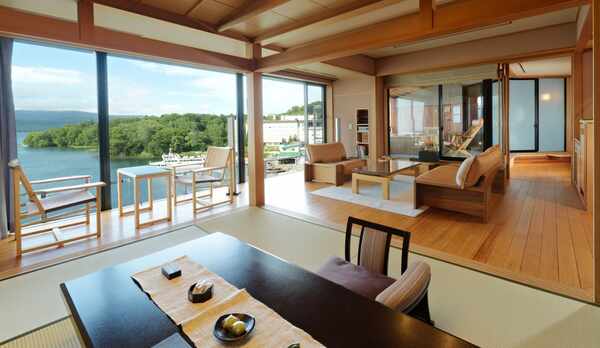 【露天風呂付・湖側】特別室 天の座スイート（客室一例）／阿寒湖の雄大な景色をお愉しみいただけます。