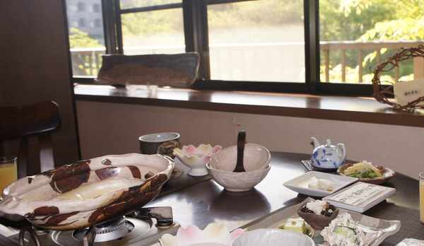 川を臨む食事処での朝食