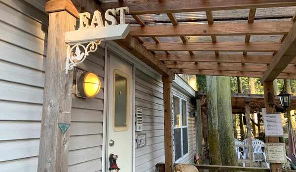 プレミアムEAST　看板