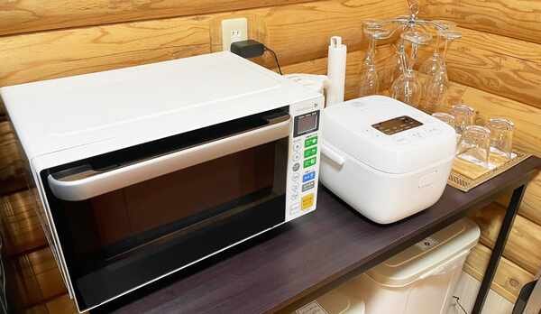 電子レンジ、電子ケトル等の調理備品も揃っております。