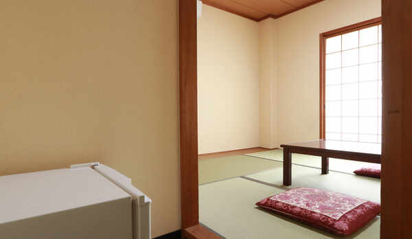 【和室6畳】空の冷蔵庫も各部屋ございます