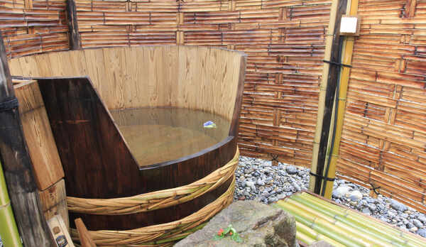 カラふるカネモ：たらい湯