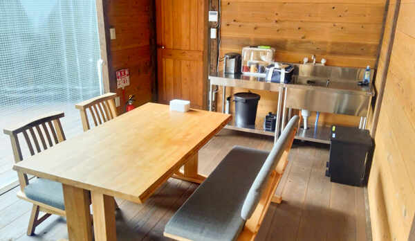 ・【ダイニング】4人掛けのダイニングテーブルを設置。ゆったりとお食事をお楽しみください