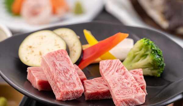 【スタンダード会席】さっぱりとした信州プレミアム牛と甘みが強いA5飛騨牛。それぞれご堪能ください。