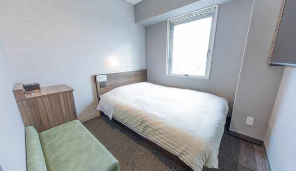 眠りを追及した150cm幅のワイドベッドと適度な硬さのマット