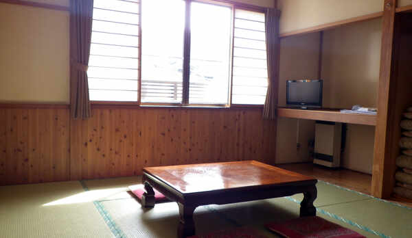 *【客室】明るく、木のぬくもりが感じられる和室でごゆっくりお寛ぎください。