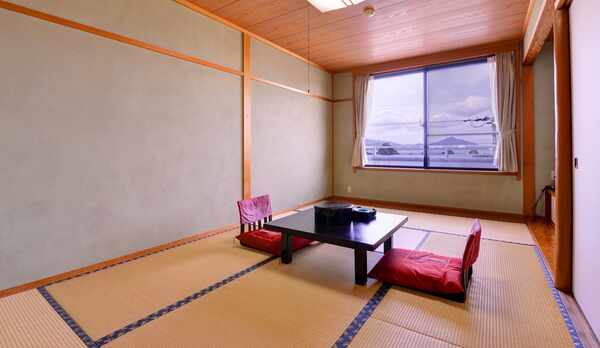 *和室8畳（客室一例）/お部屋から若狭富士や碧い海を一望。潮風にあたりながらのんびりお寛ぎ下さい。