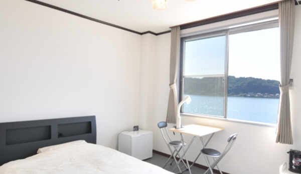 【3階海側洋室】　洋室はセミダブルのベッドでゆったり