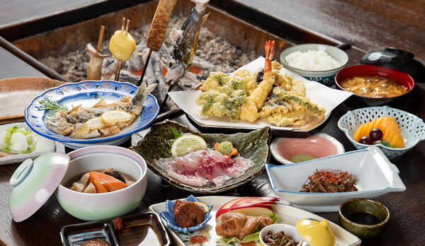 *夕食一例(炭火焼プラン)／山菜や川魚を中心に、季節の美味しいものをお腹いっぱい召し上がれ！