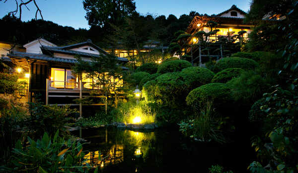 宿を象徴する三棟の数寄屋造り離れ