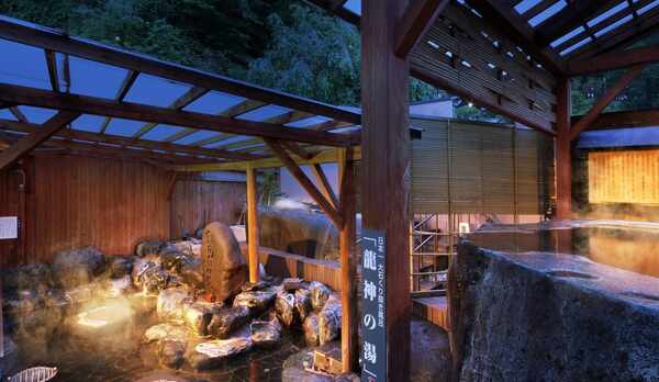 【東湯】東湯・露天岩風呂全景