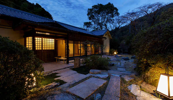 【清流亭-SEIRYUTEI-】主室8帖＋副室8帖＋囲炉裏＋広縁