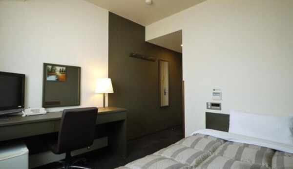 シングルルーム　120㎝のベッドです。シンプルで落ち着いた部屋なので仕事もはかどります♪