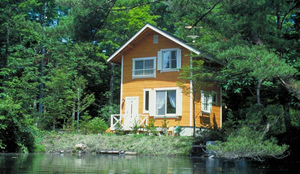 *3〜5名用IまたIIタイプ_外観（夏）／池に面した2階建、一戸建て庭付き （２ＬDＫ＋ベランダ）