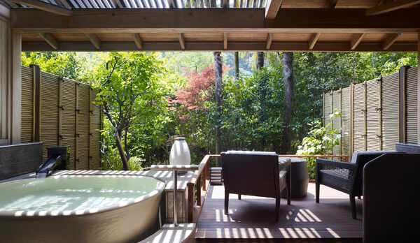 源泉かけ流し露天風呂付きスイートBタイプ一例（約60平米）