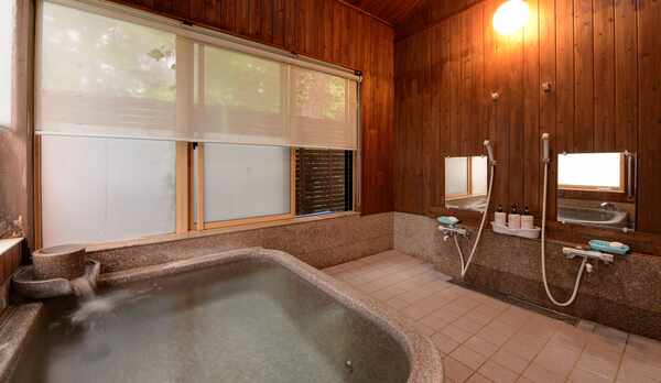 *【浴場(女湯)】インド産インペリアルストーンをくりぬいた浴槽です。